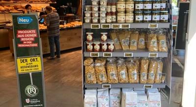 Regionale Produkte in einem Rollregal bei Netto-Supermärkten